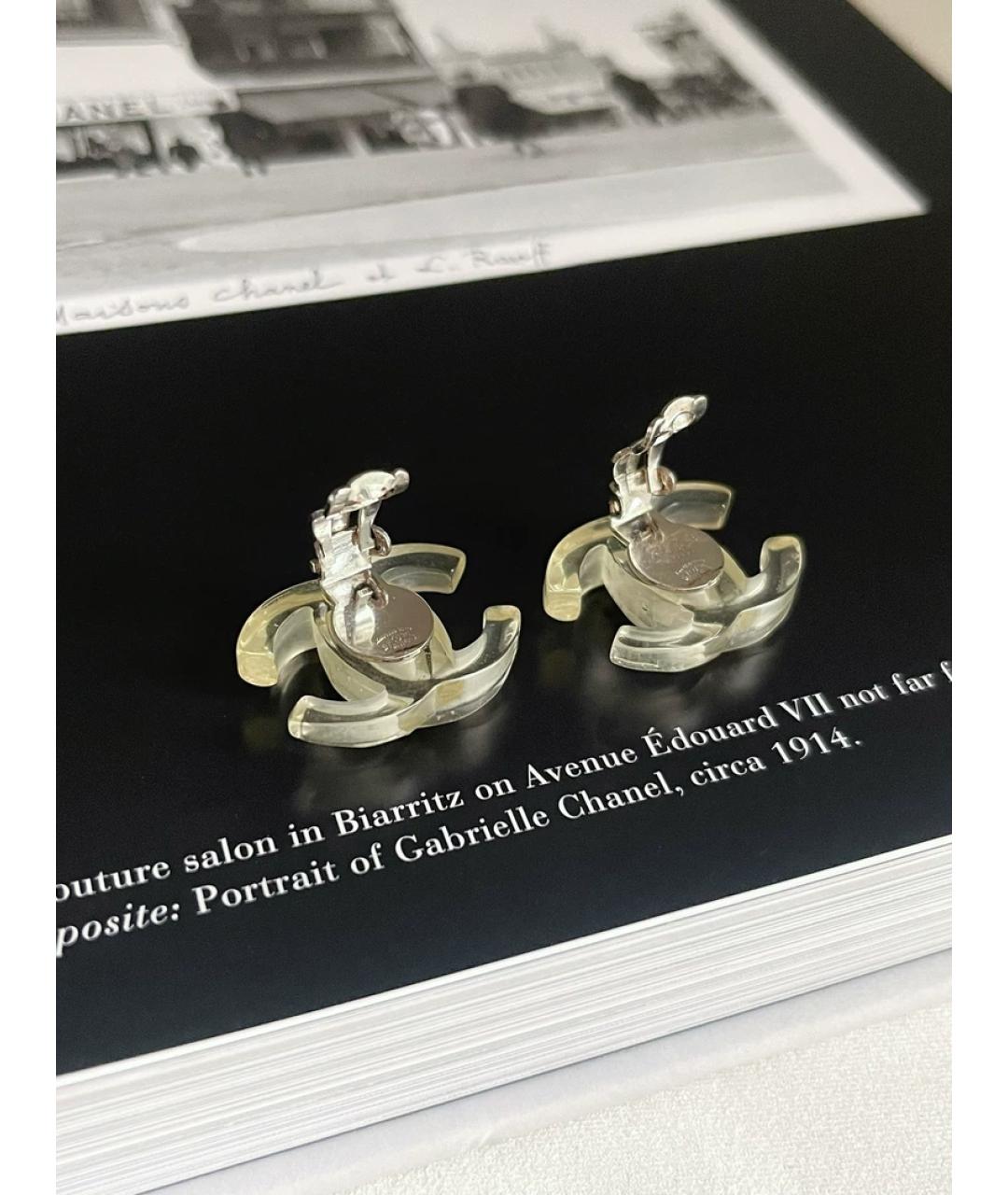 CHANEL Белые пластиковые клипсы, фото 3