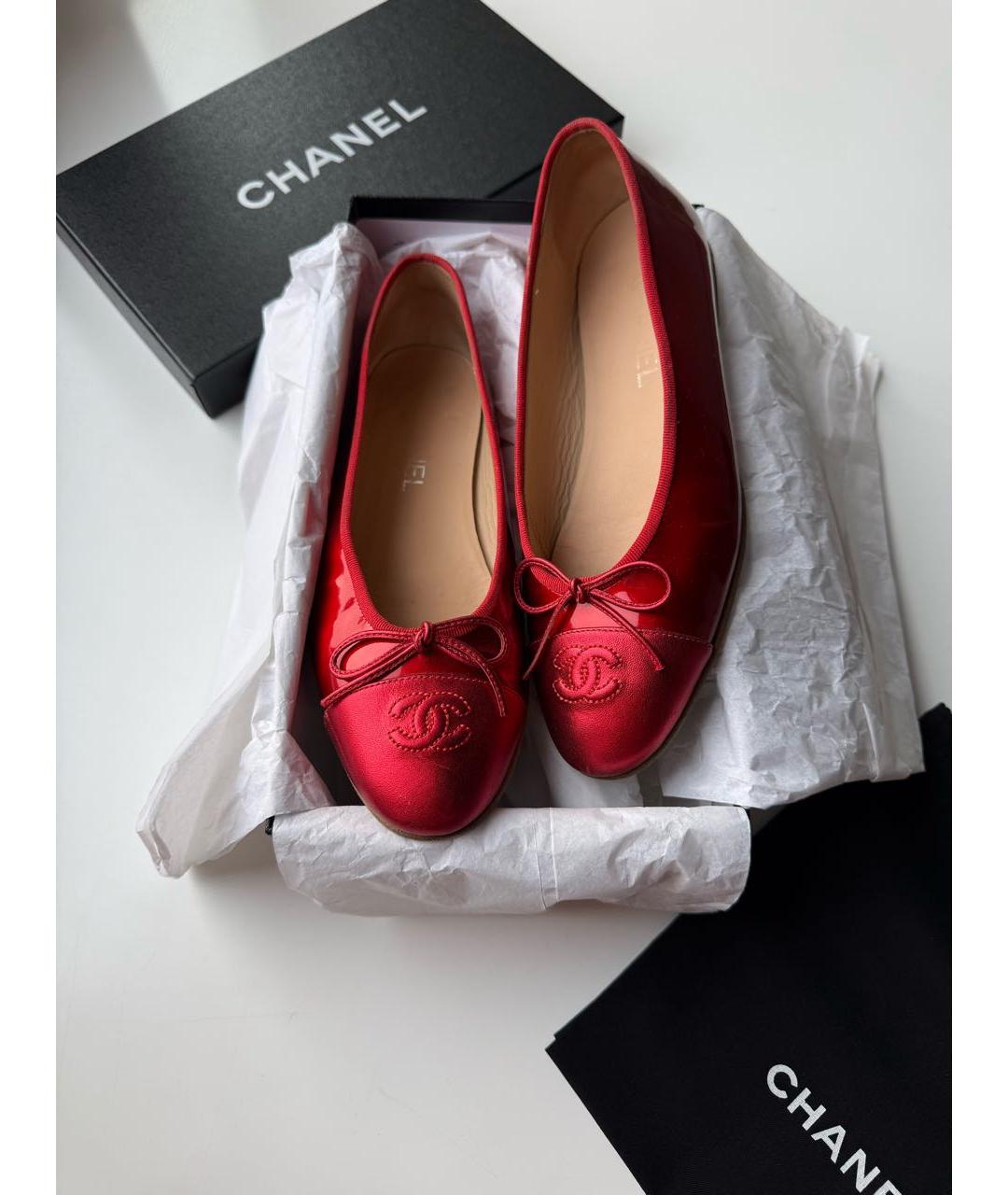 CHANEL Красные балетки из лакированной кожи, фото 2
