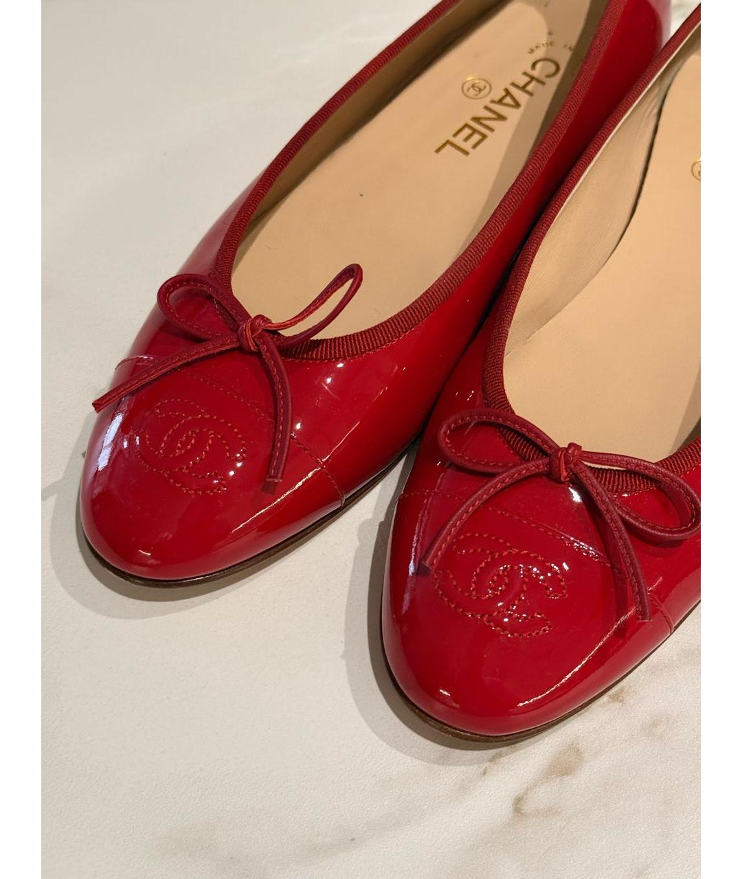 CHANEL Красные балетки из лакированной кожи, фото 2