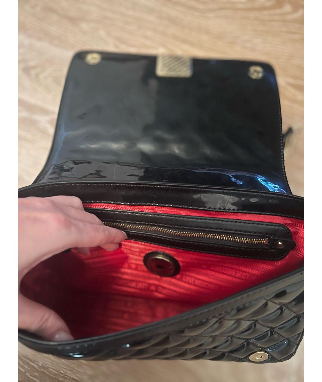 MOSCHINO Черная сумка через плечо из лакированной кожи, фото 4