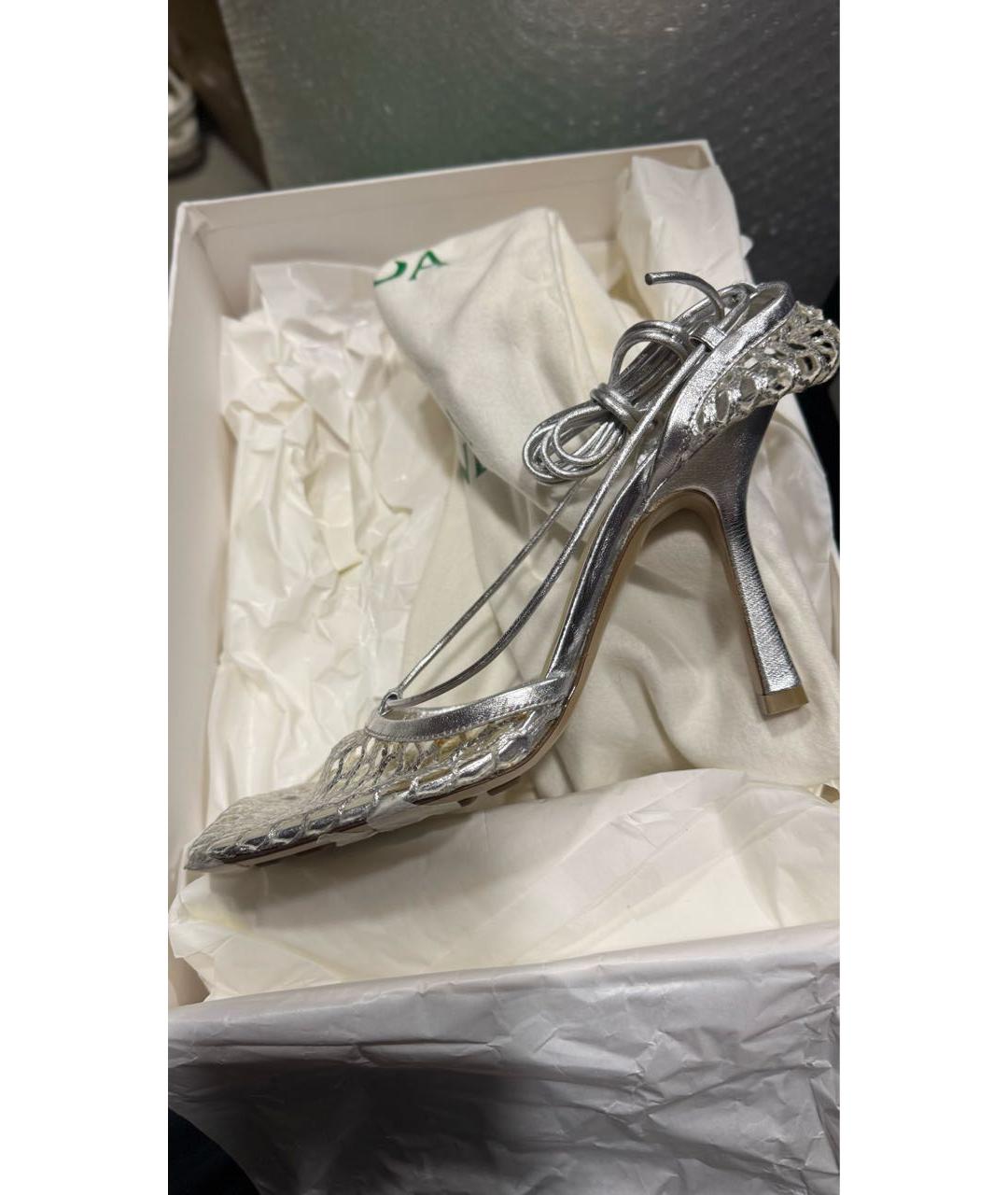 BOTTEGA VENETA Серебряные кожаные босоножки, фото 7