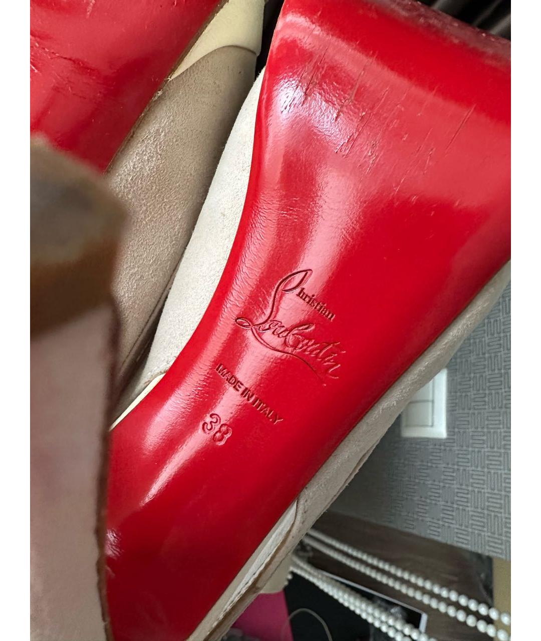 CHRISTIAN LOUBOUTIN Бежевые замшевые босоножки, фото 6