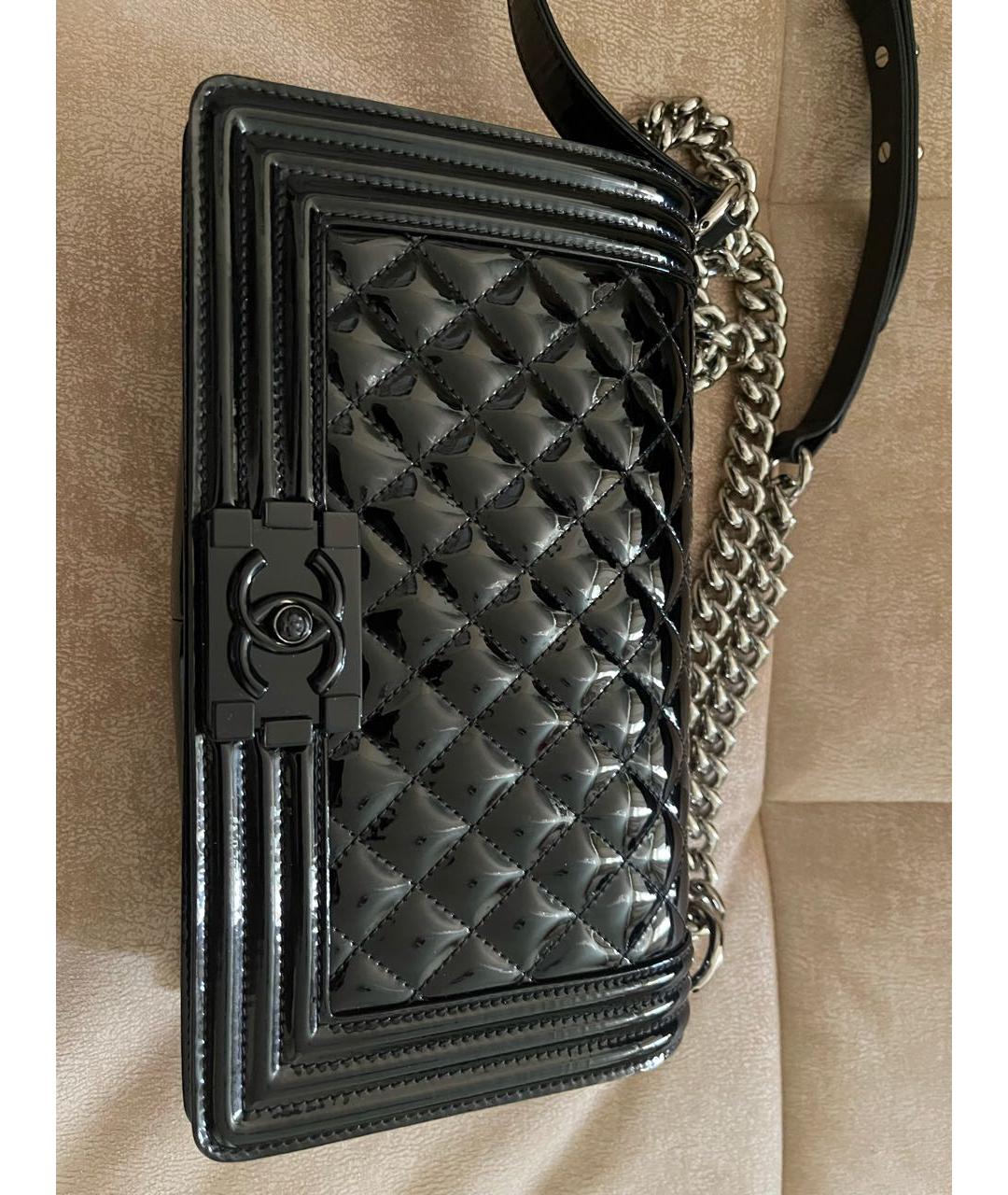CHANEL Черная сумка через плечо из лакированной кожи, фото 3