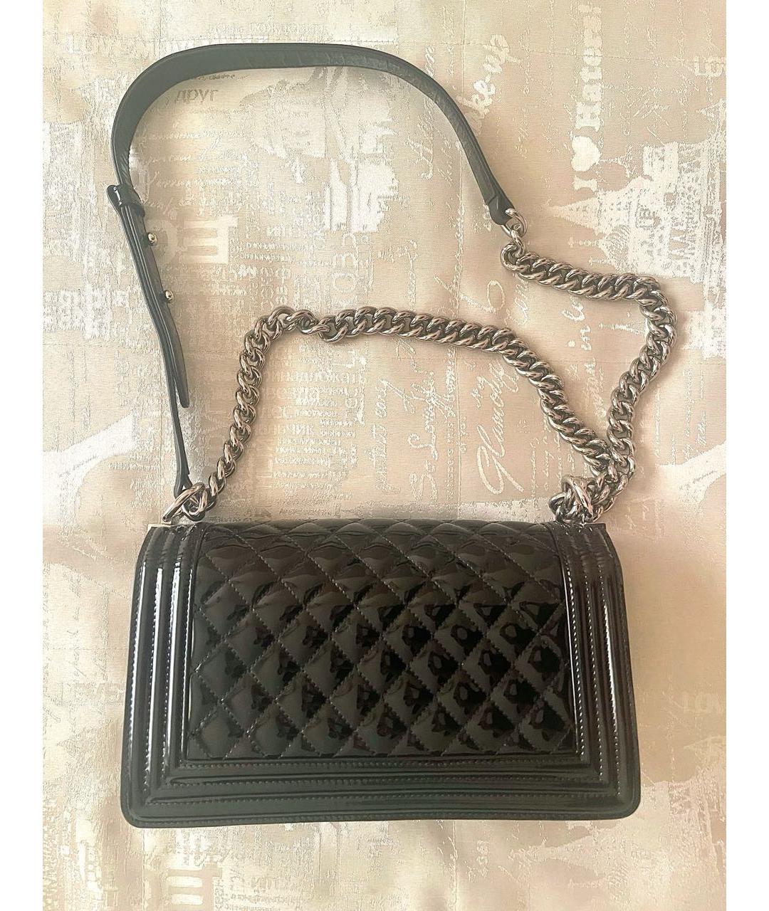 CHANEL Черная сумка через плечо из лакированной кожи, фото 4