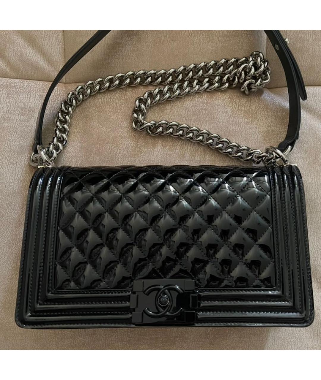 CHANEL Черная сумка через плечо из лакированной кожи, фото 2