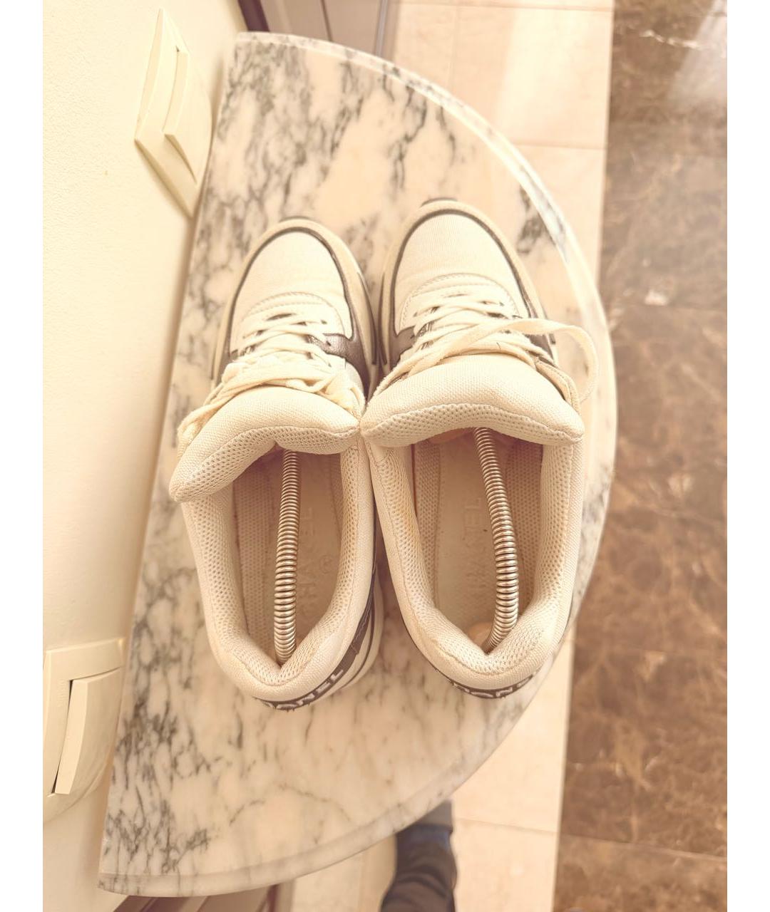 CHANEL Белые кожаные кроссовки, фото 3