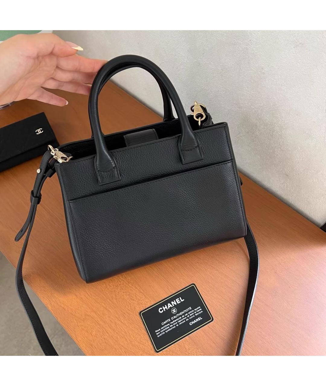 CHANEL Черная кожаная сумка с короткими ручками, фото 3
