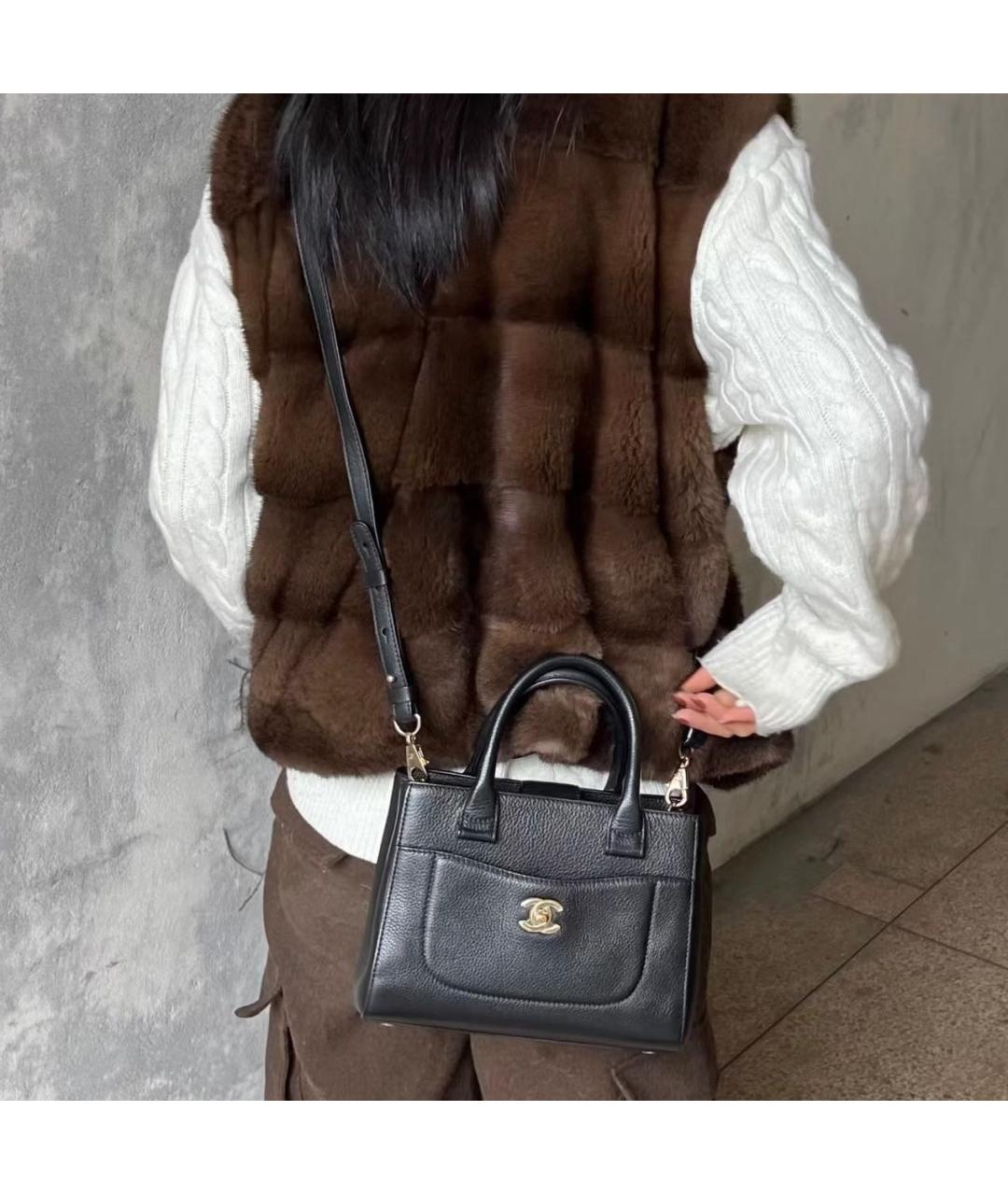 CHANEL Черная кожаная сумка с короткими ручками, фото 6