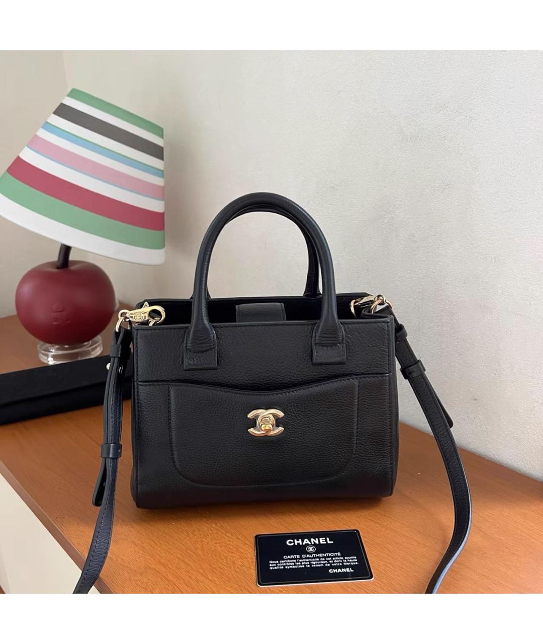 CHANEL Черная кожаная сумка с короткими ручками, фото 7