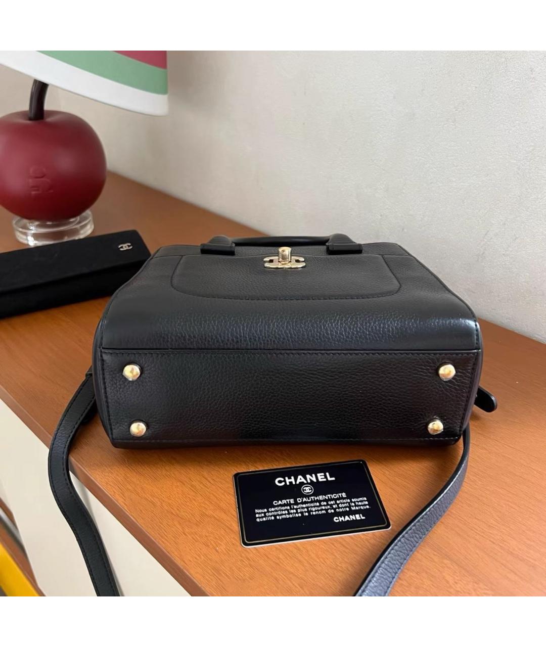 CHANEL Черная кожаная сумка с короткими ручками, фото 5