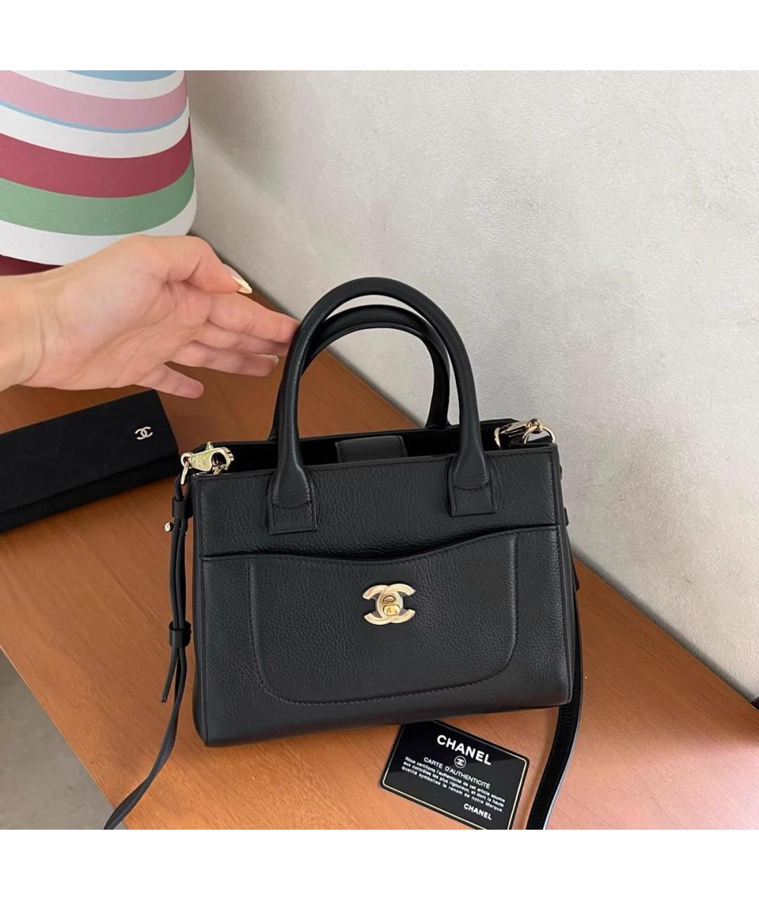 CHANEL Черная кожаная сумка с короткими ручками, фото 2