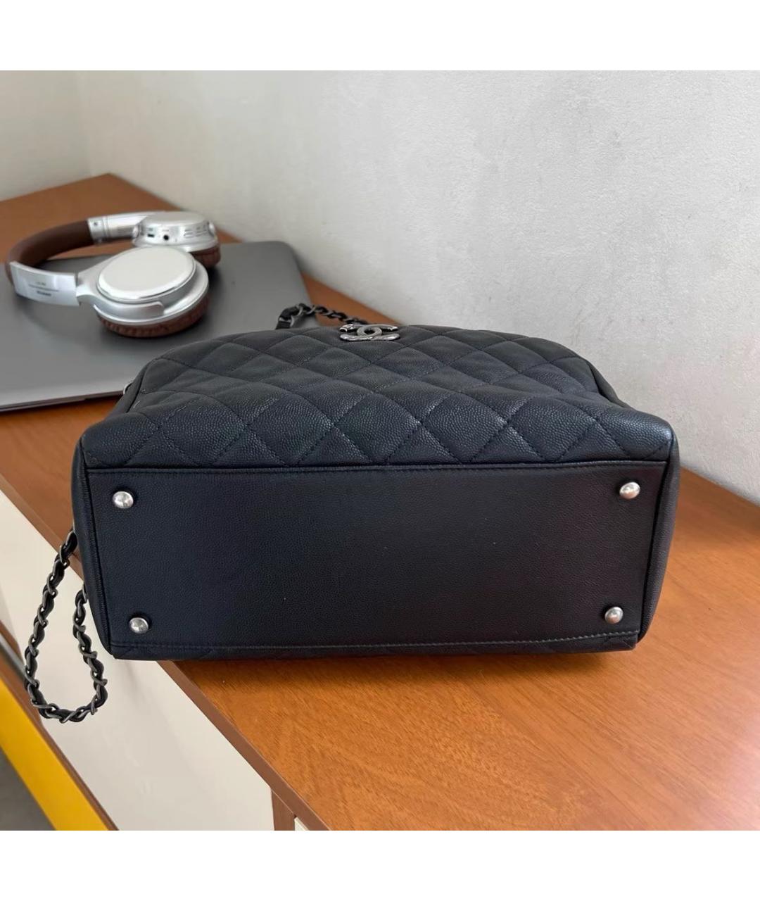 CHANEL Черная кожаная сумка с короткими ручками, фото 5