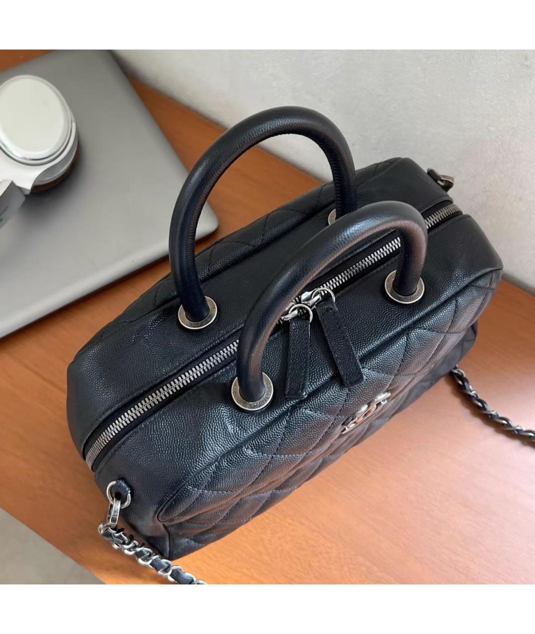 CHANEL Черная кожаная сумка с короткими ручками, фото 3