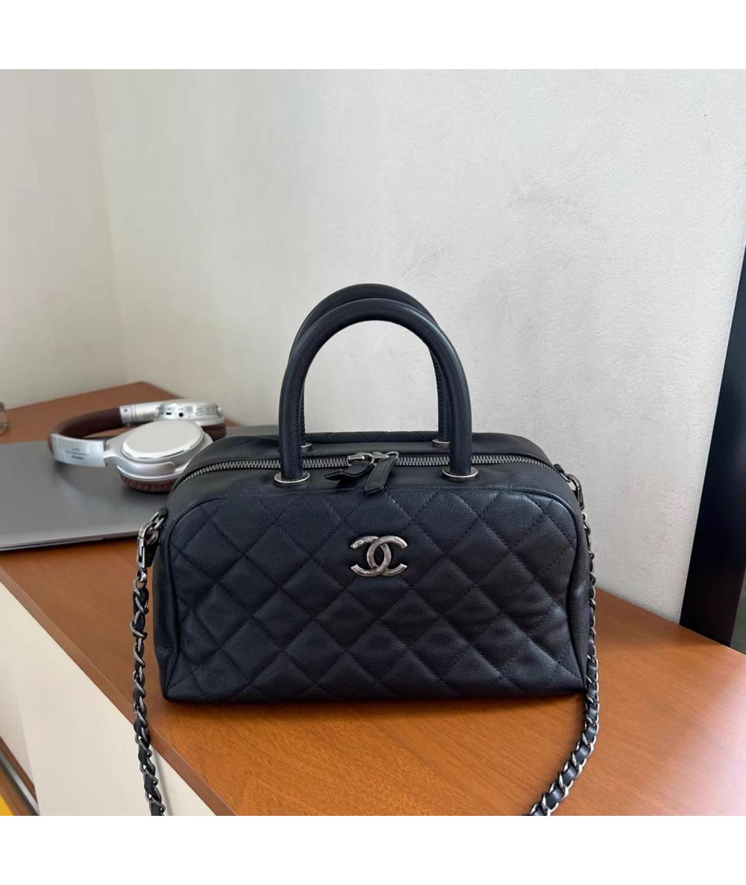 CHANEL Черная кожаная сумка с короткими ручками, фото 8