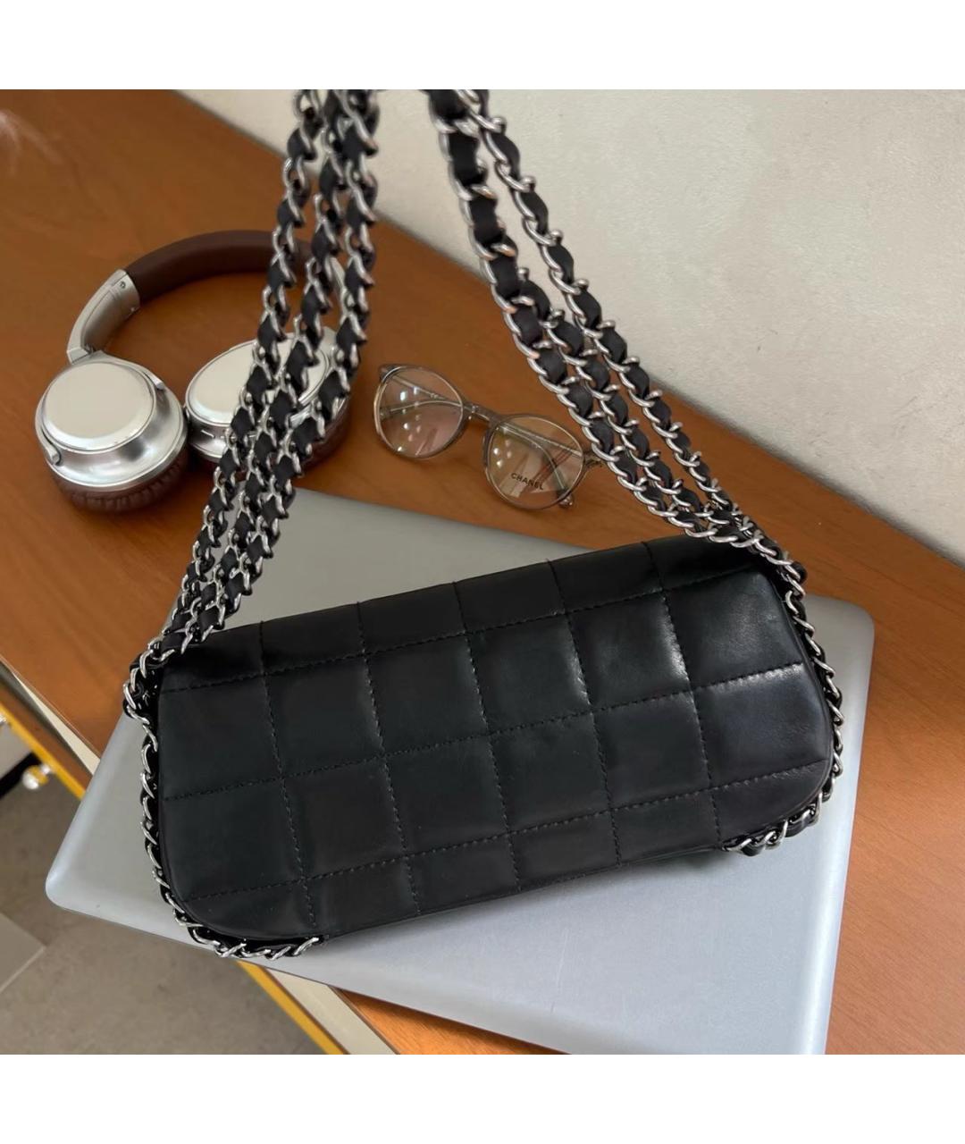 CHANEL Черная кожаная сумка с короткими ручками, фото 3