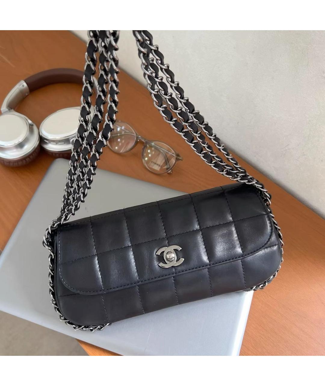 CHANEL Черная кожаная сумка с короткими ручками, фото 2