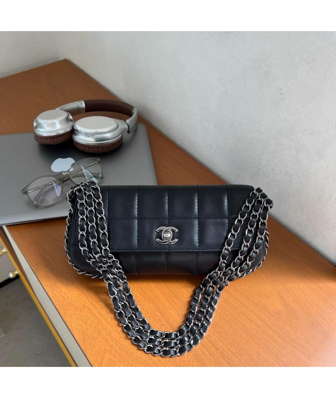 CHANEL Черная кожаная сумка с короткими ручками, фото 8