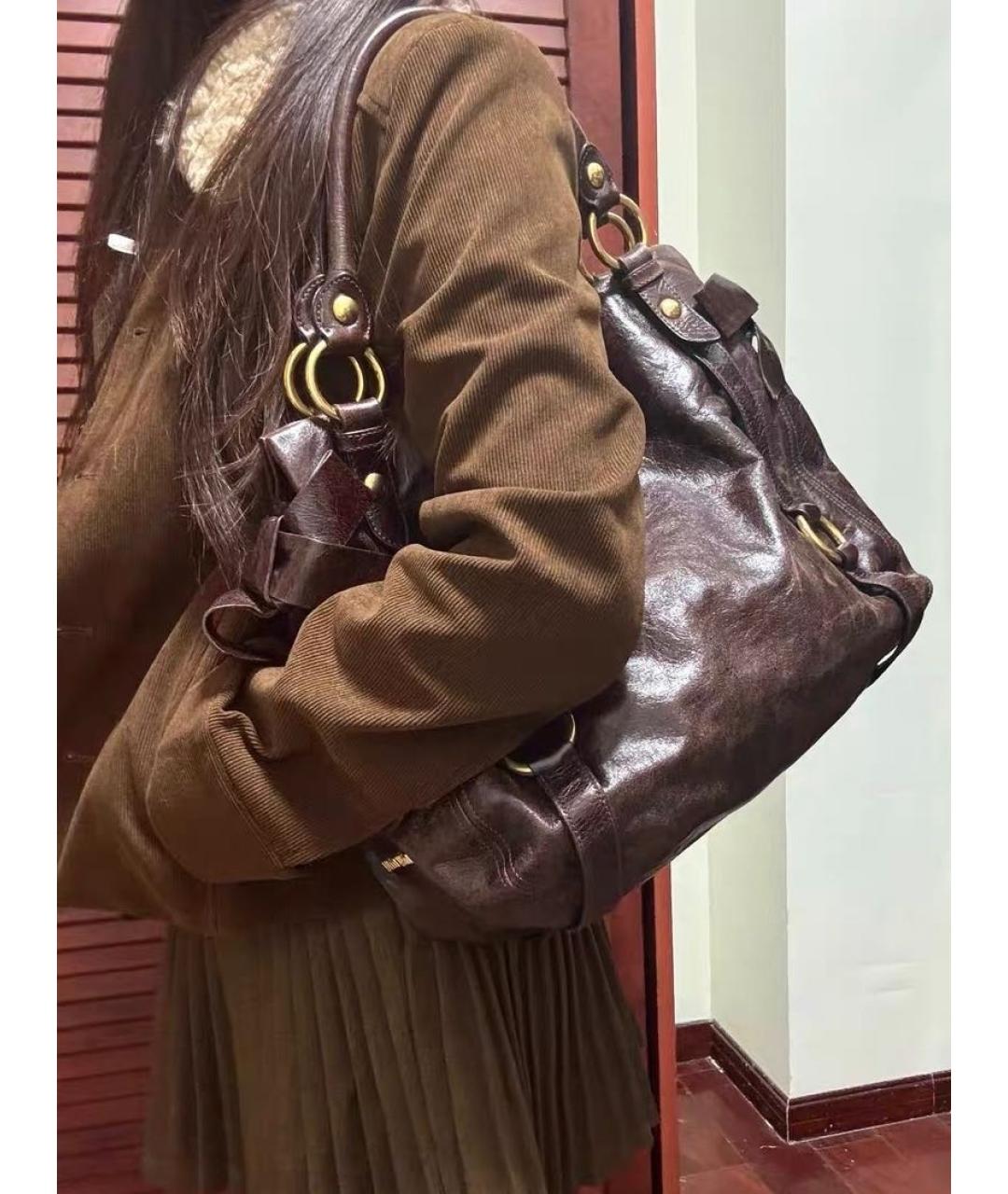 MIU MIU Коричневая кожаная сумка с короткими ручками, фото 3