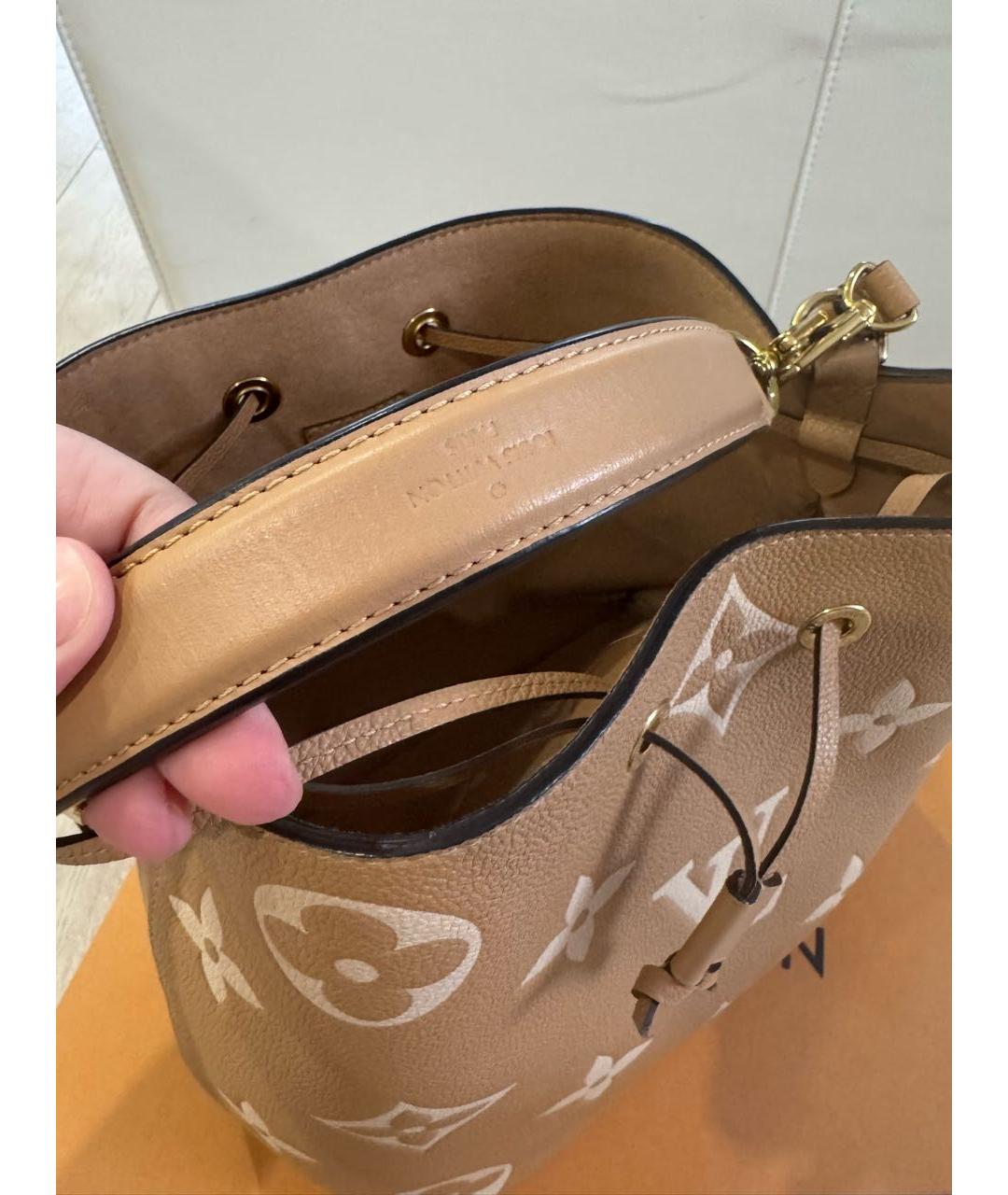 LOUIS VUITTON Бежевая кожаная сумка с короткими ручками, фото 5