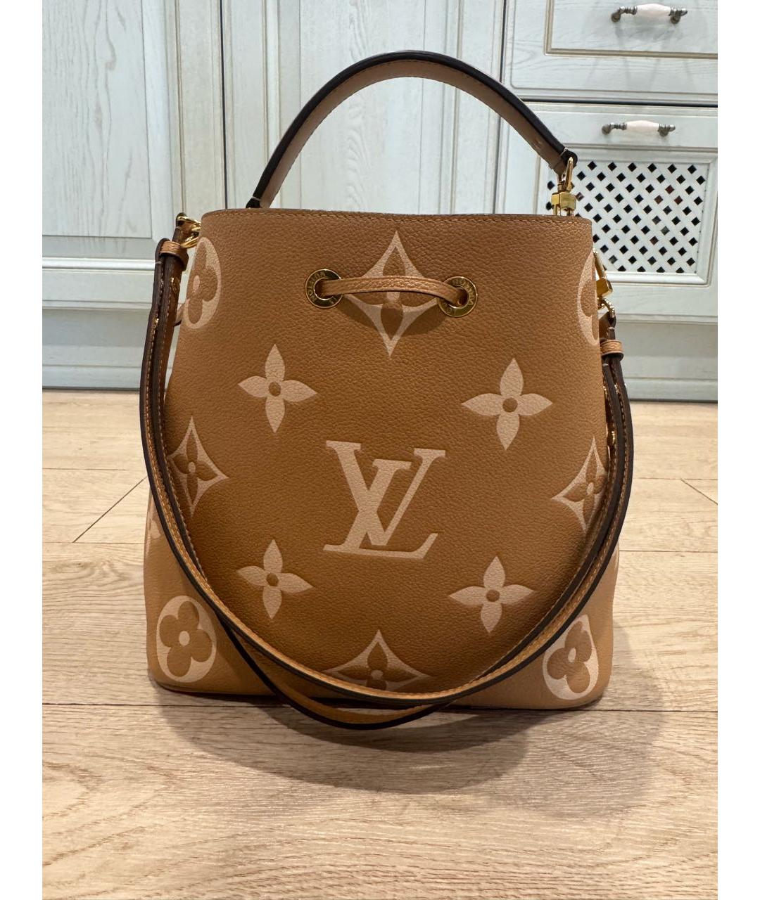 LOUIS VUITTON Бежевая кожаная сумка с короткими ручками, фото 9