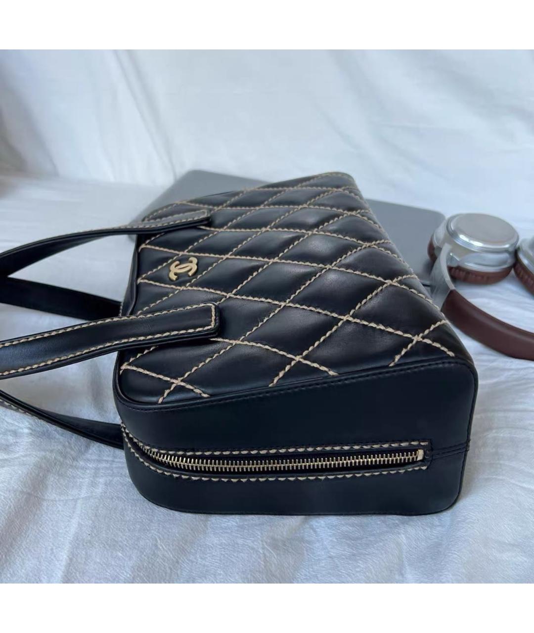 CHANEL Черная кожаная сумка с короткими ручками, фото 6