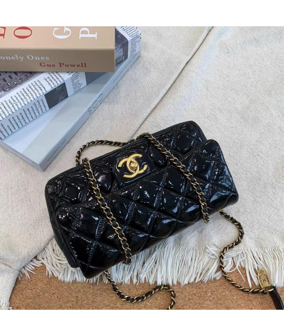 CHANEL Черная сумка через плечо из лакированной кожи, фото 4