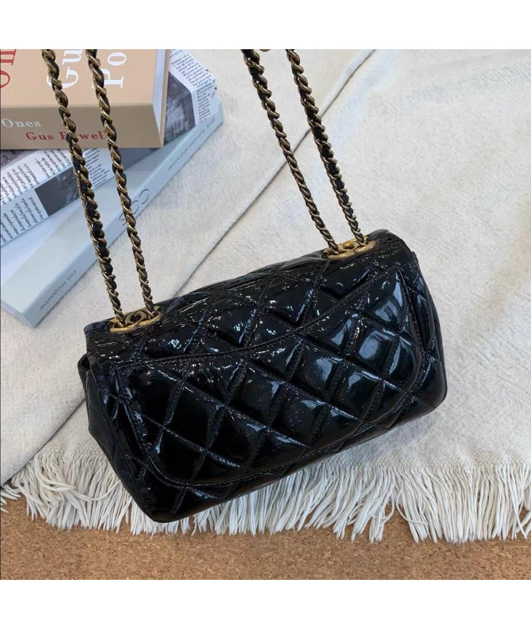 CHANEL Черная сумка через плечо из лакированной кожи, фото 3
