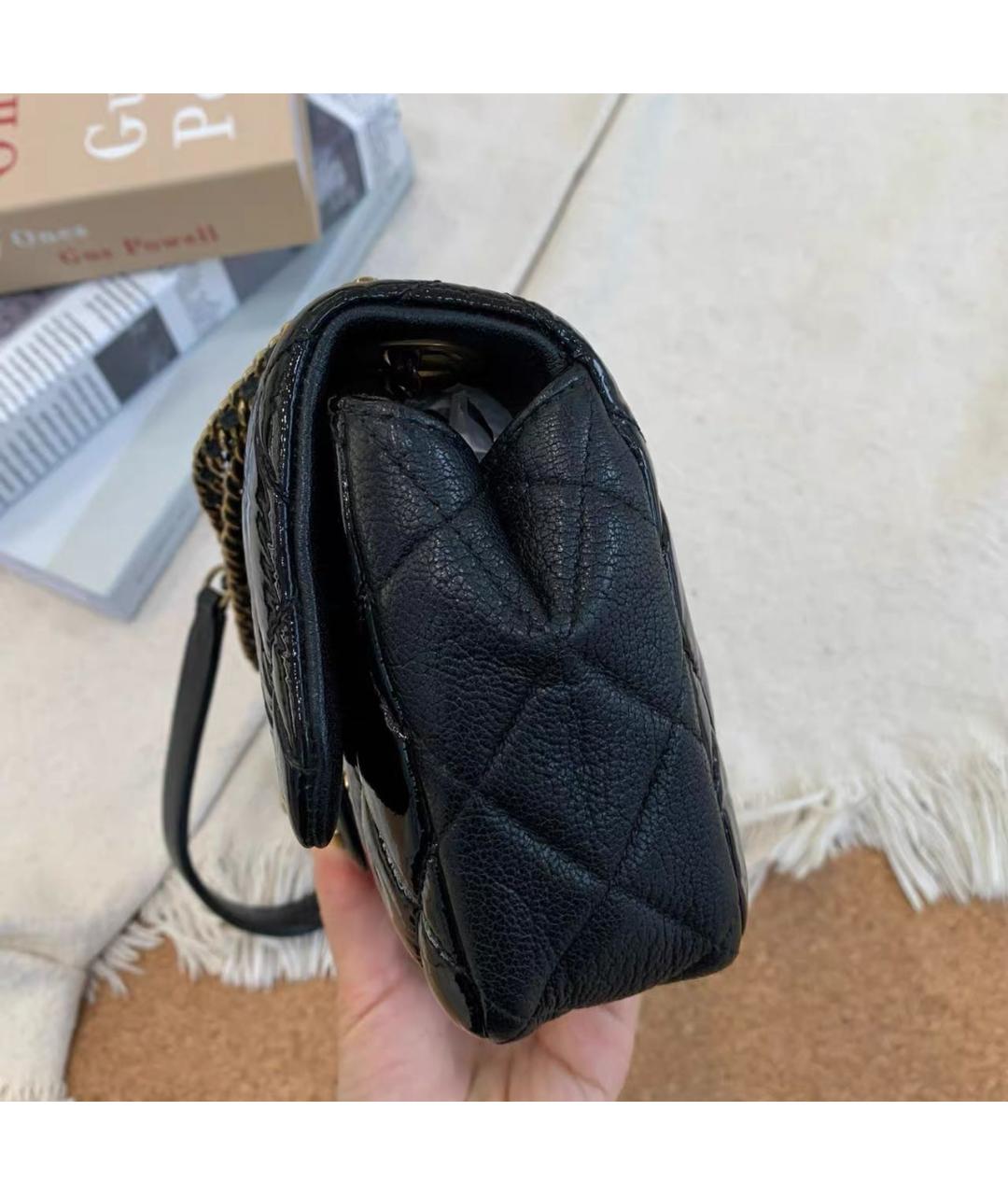 CHANEL Черная сумка через плечо из лакированной кожи, фото 5