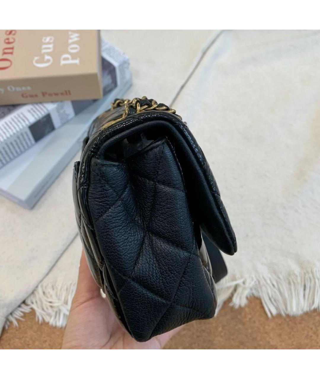 CHANEL Черная сумка через плечо из лакированной кожи, фото 6