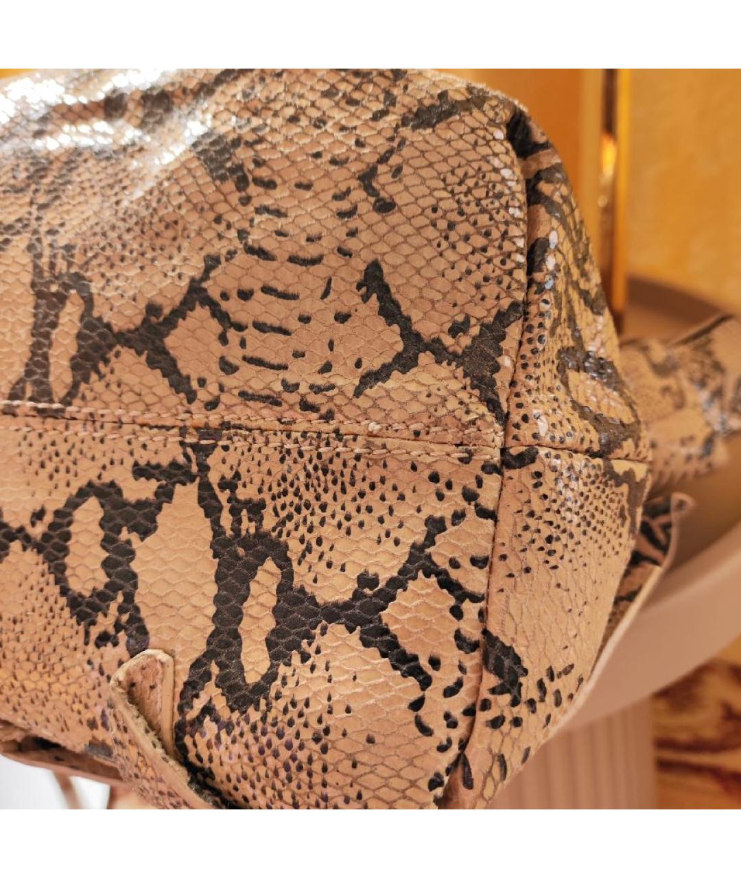 VALENTINO Бежевая сумка с короткими ручками из лакированной кожи, фото 7