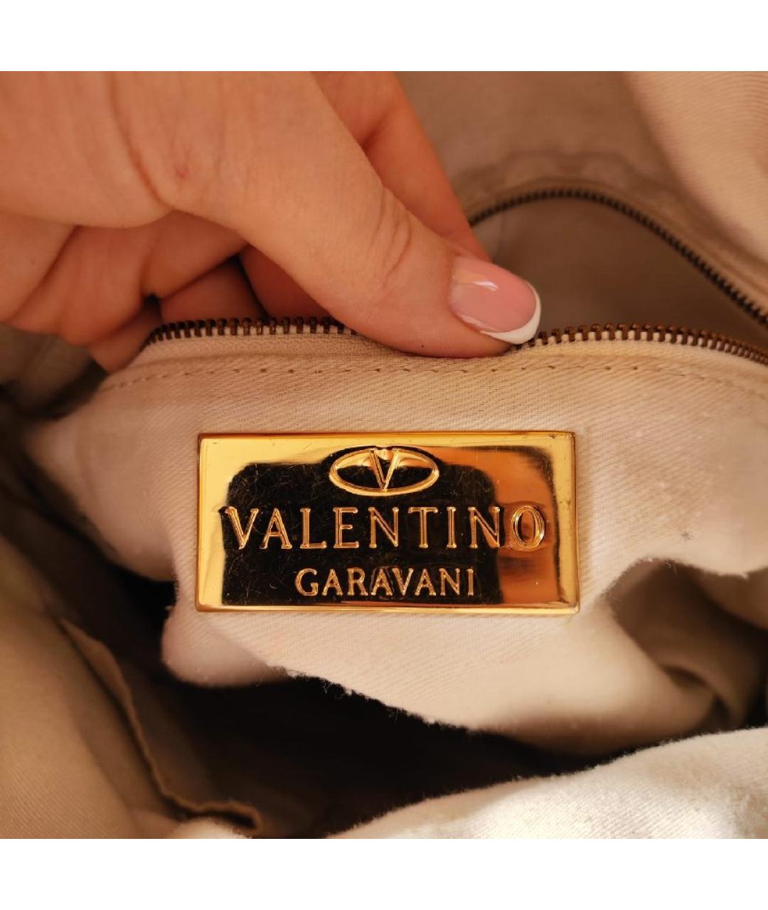VALENTINO Бежевая сумка с короткими ручками из лакированной кожи, фото 6