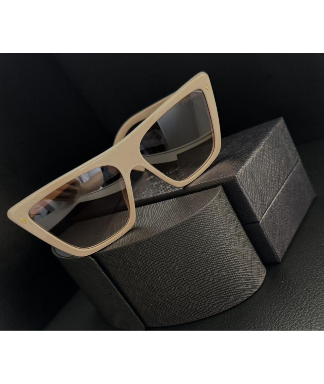 PRADA Бежевые пластиковые солнцезащитные очки, фото 3