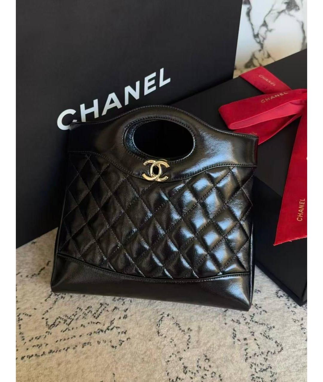 CHANEL Черная сумка с короткими ручками из лакированной кожи, фото 3