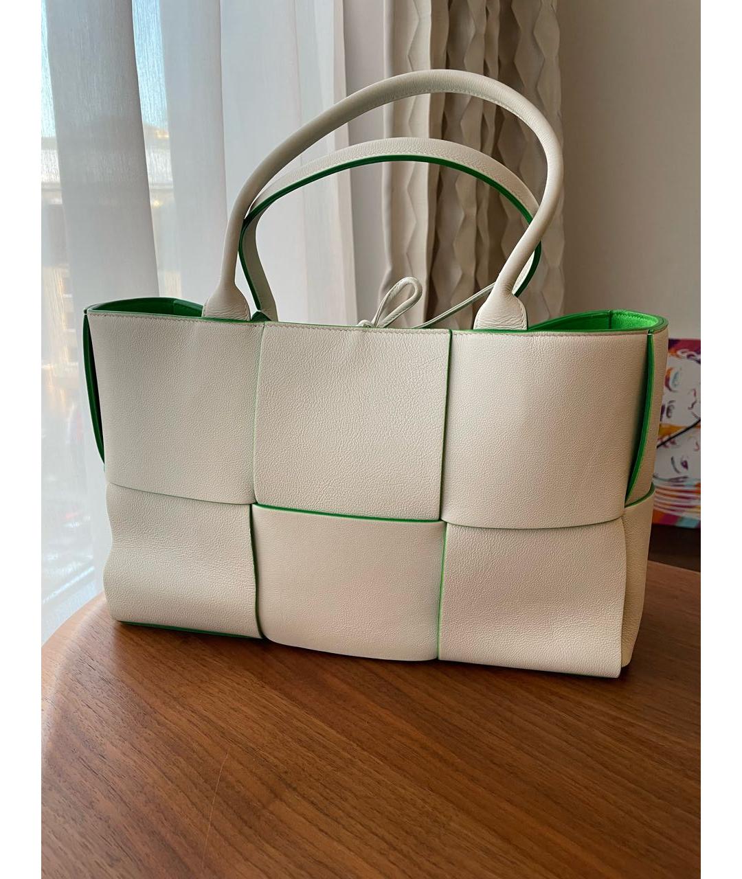 BOTTEGA VENETA Белая кожаная сумка с короткими ручками, фото 6