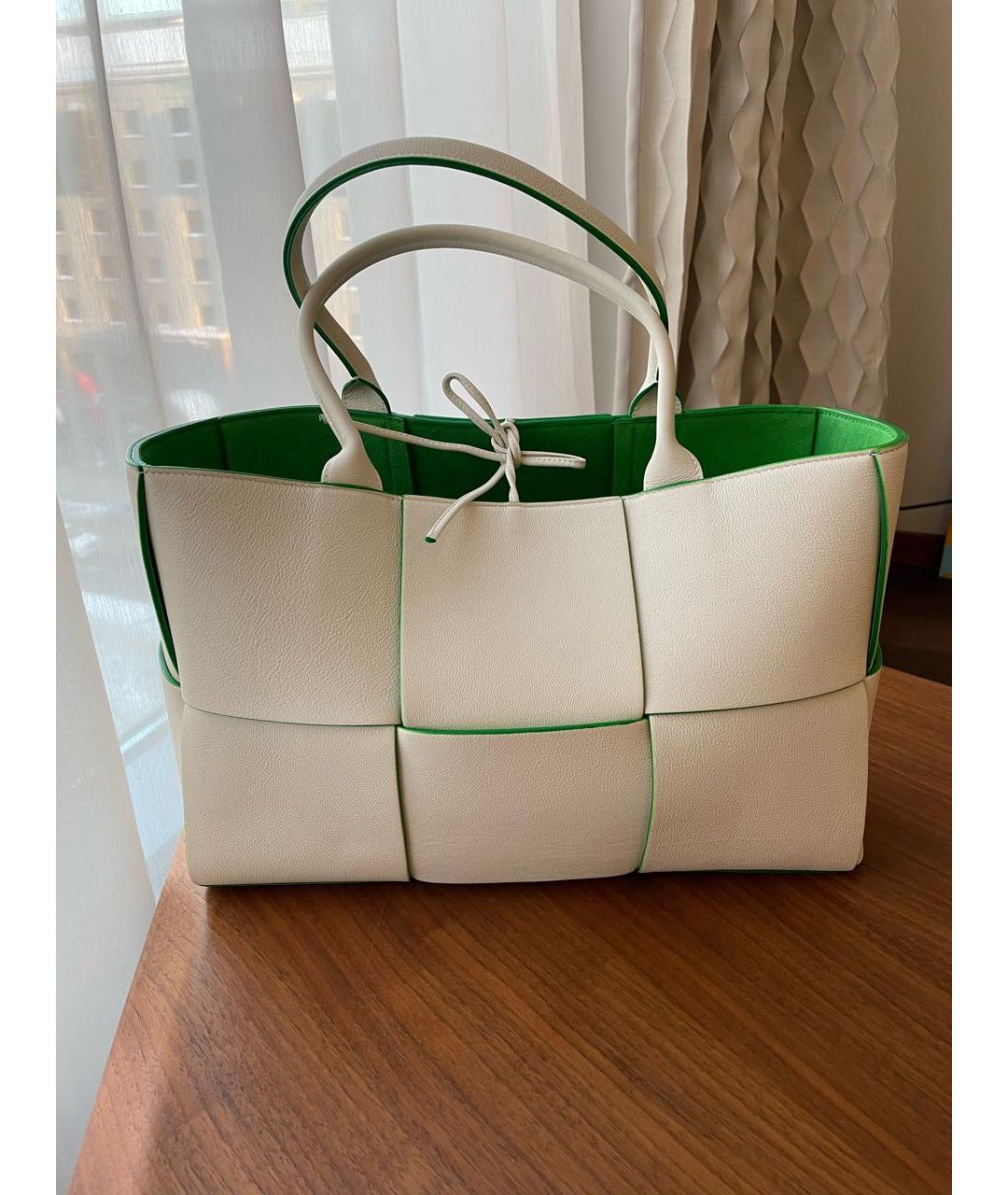 BOTTEGA VENETA Белая кожаная сумка с короткими ручками, фото 2