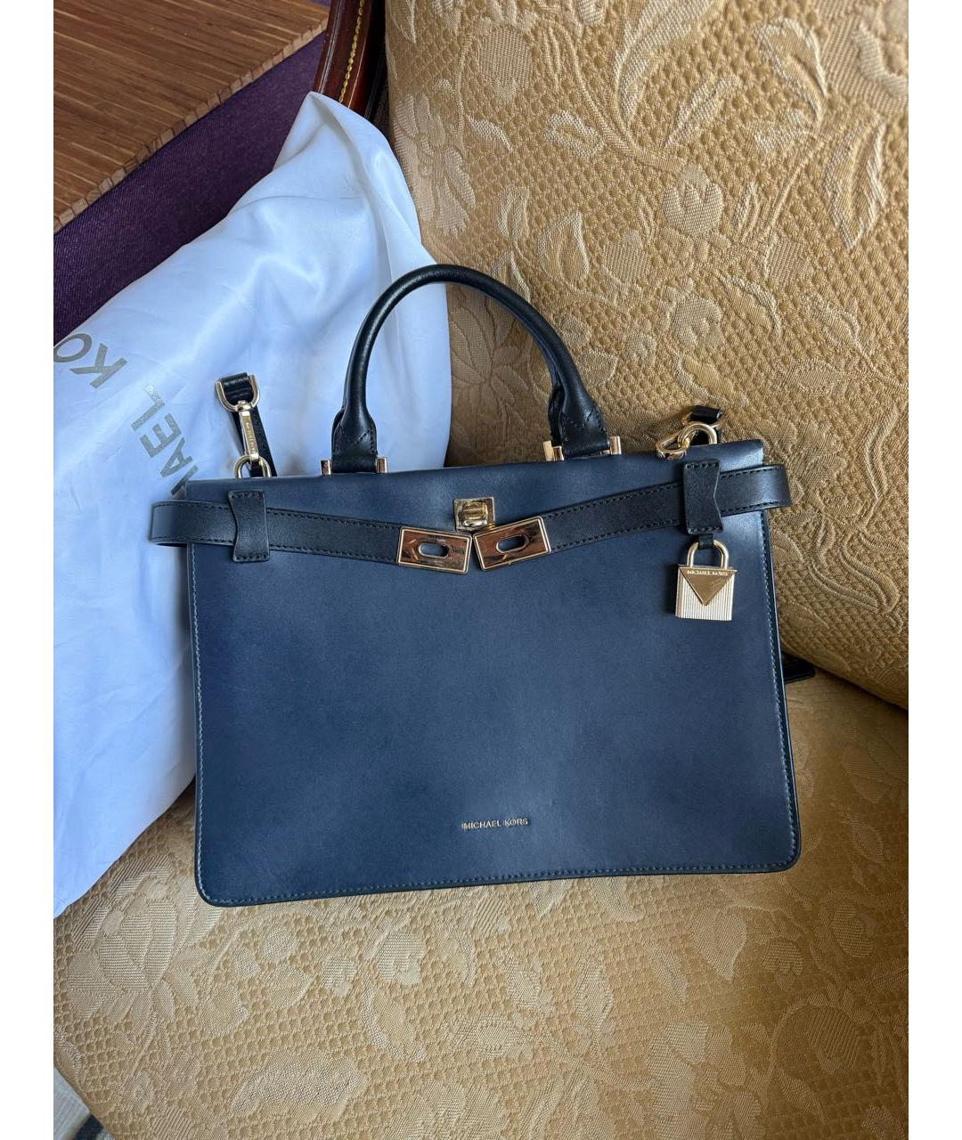 MICHAEL KORS Темно-синяя кожаная сумка с короткими ручками, фото 5