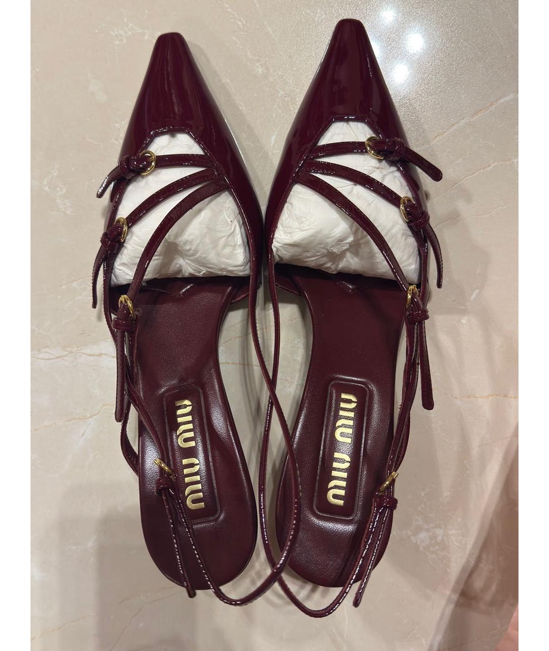 MIU MIU Бордовые лодочки на низком каблуке из лакированной кожи, фото 4