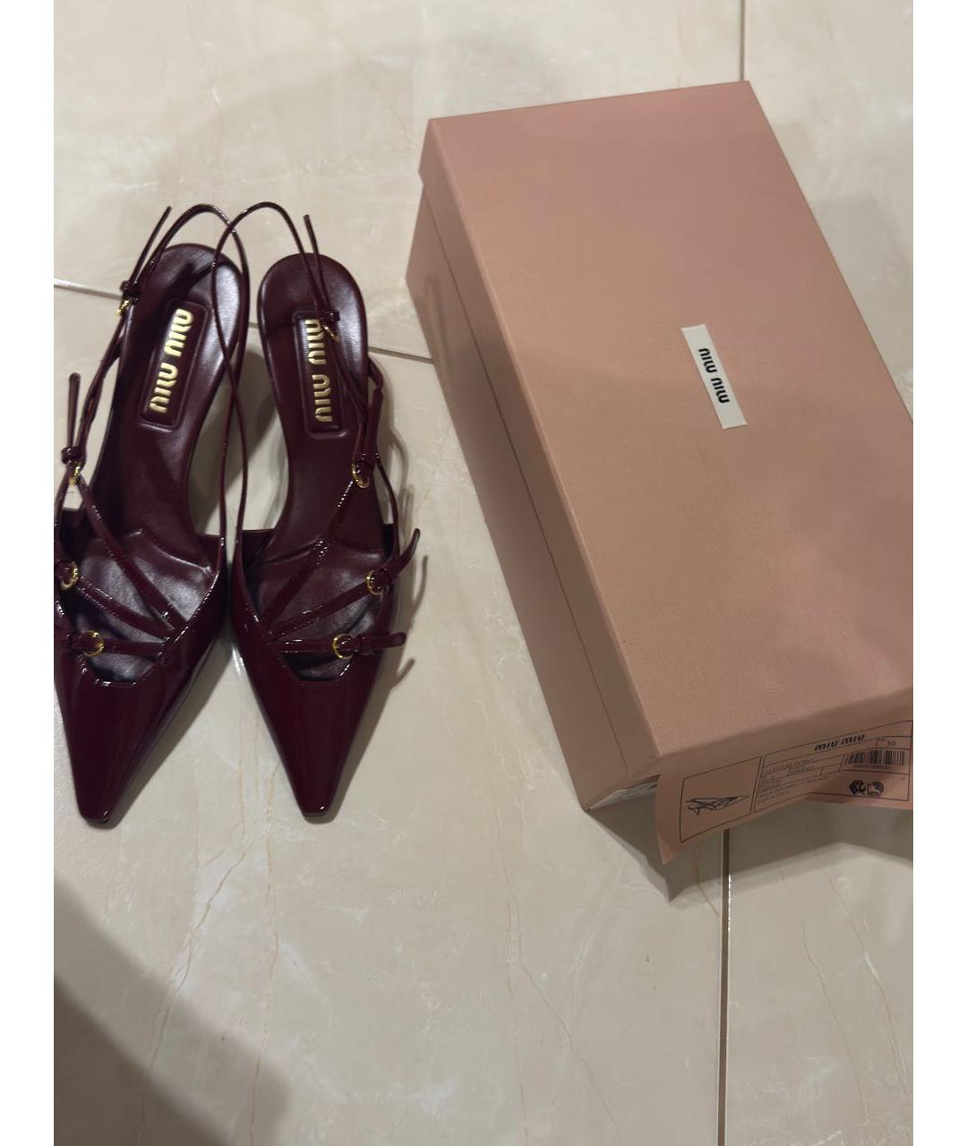 MIU MIU Бордовые лодочки на низком каблуке из лакированной кожи, фото 6