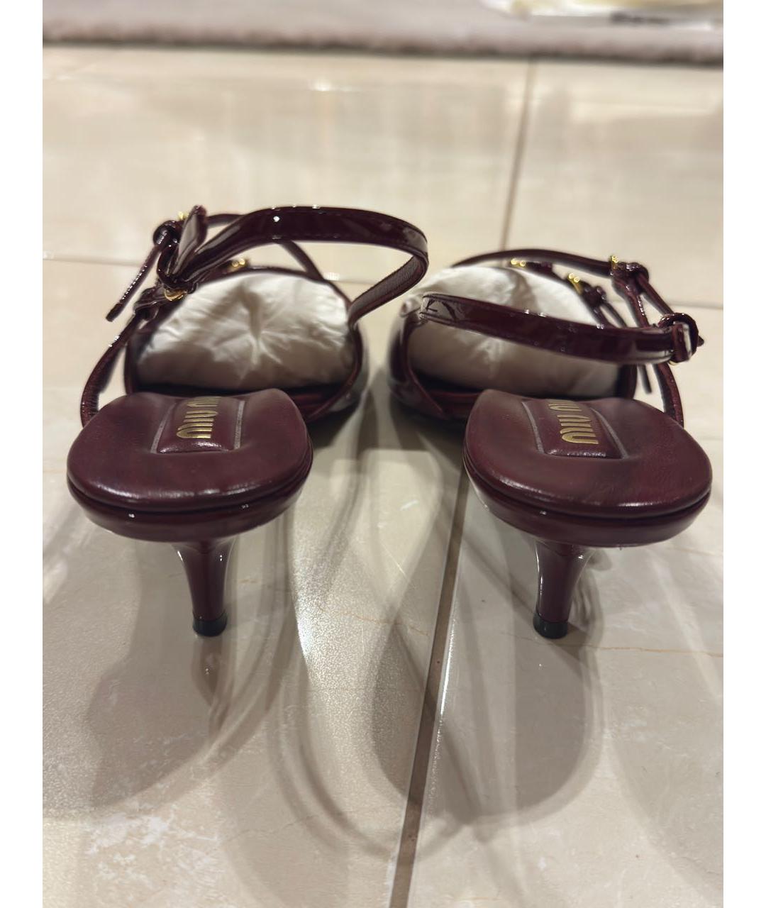 MIU MIU Бордовые лодочки на низком каблуке из лакированной кожи, фото 5