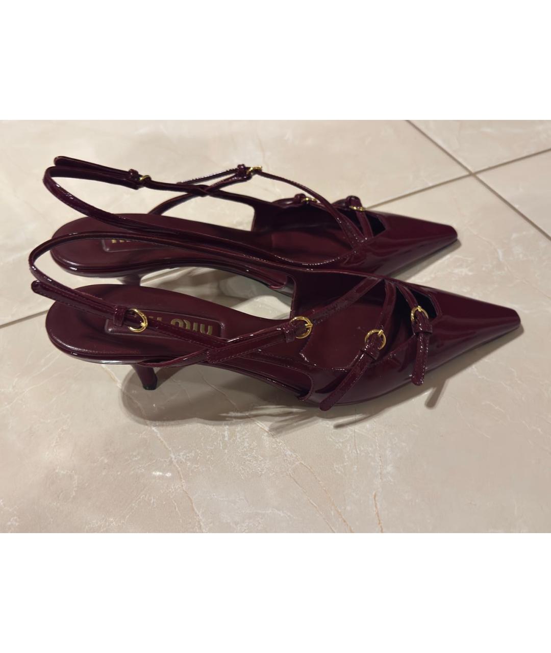 MIU MIU Бордовые лодочки на низком каблуке из лакированной кожи, фото 2