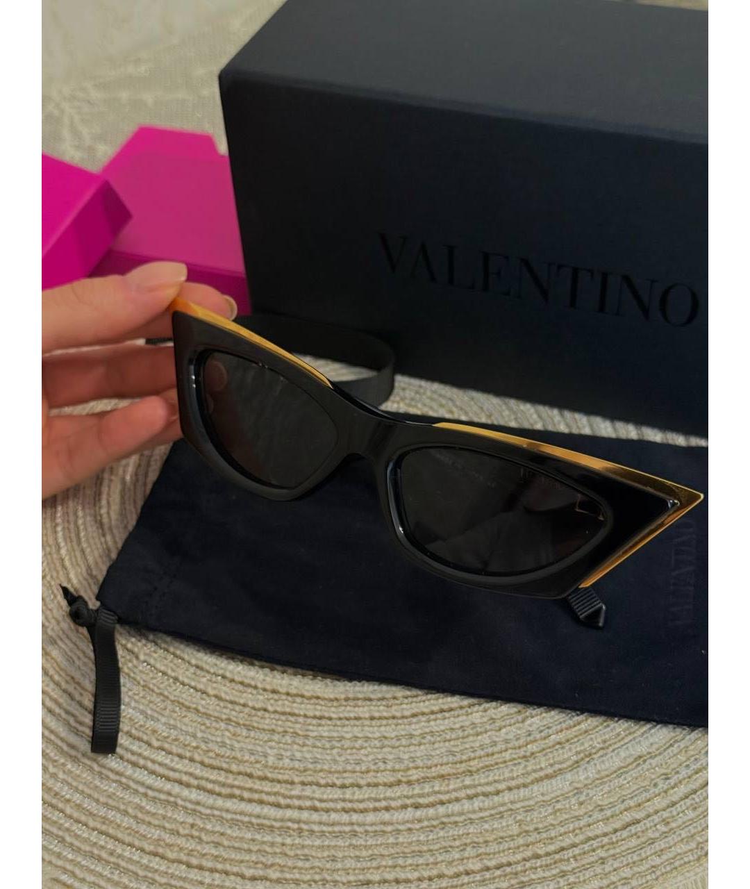 VALENTINO Черные пластиковые солнцезащитные очки, фото 4