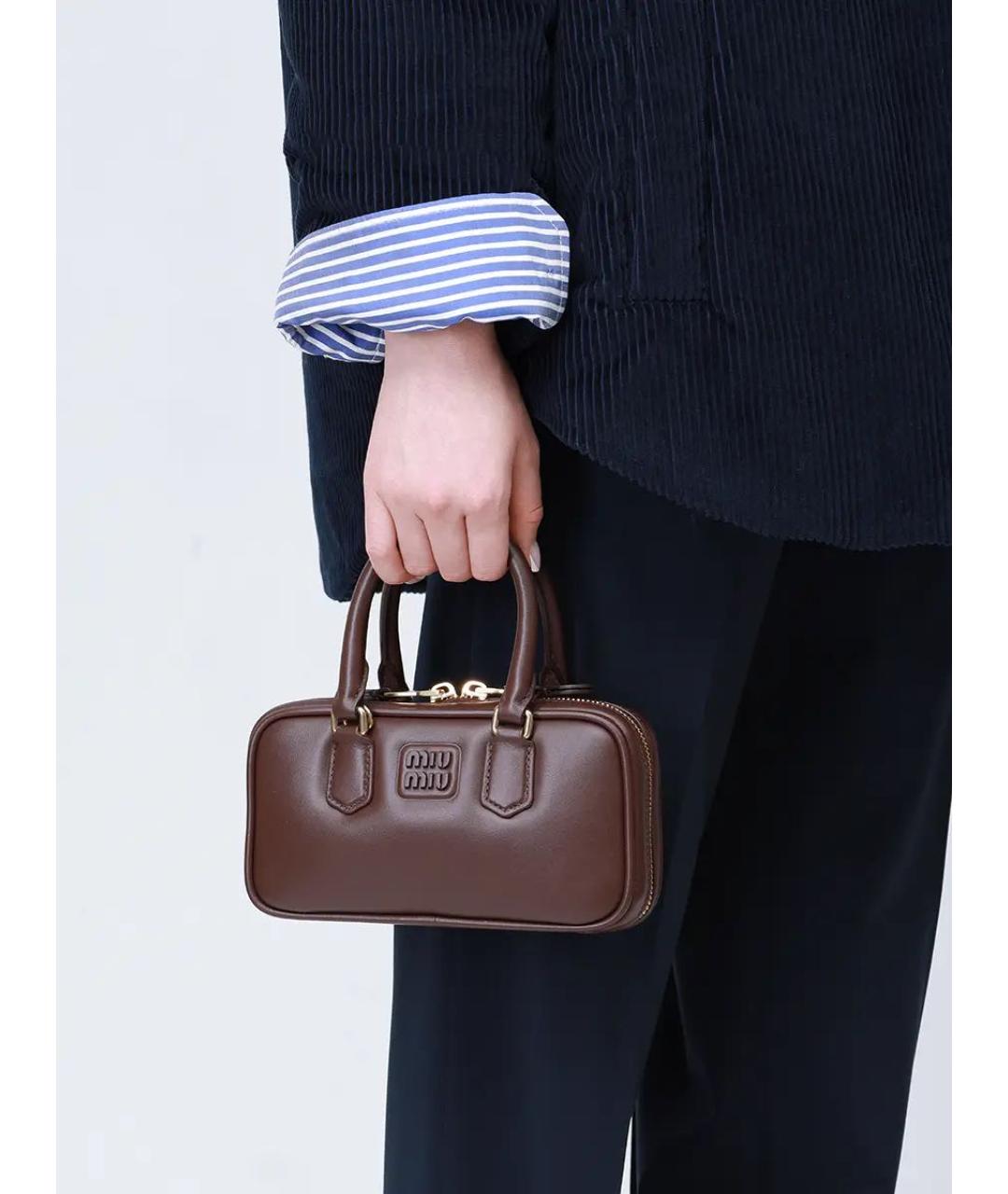 MIU MIU Коричневая кожаная сумка с короткими ручками, фото 3