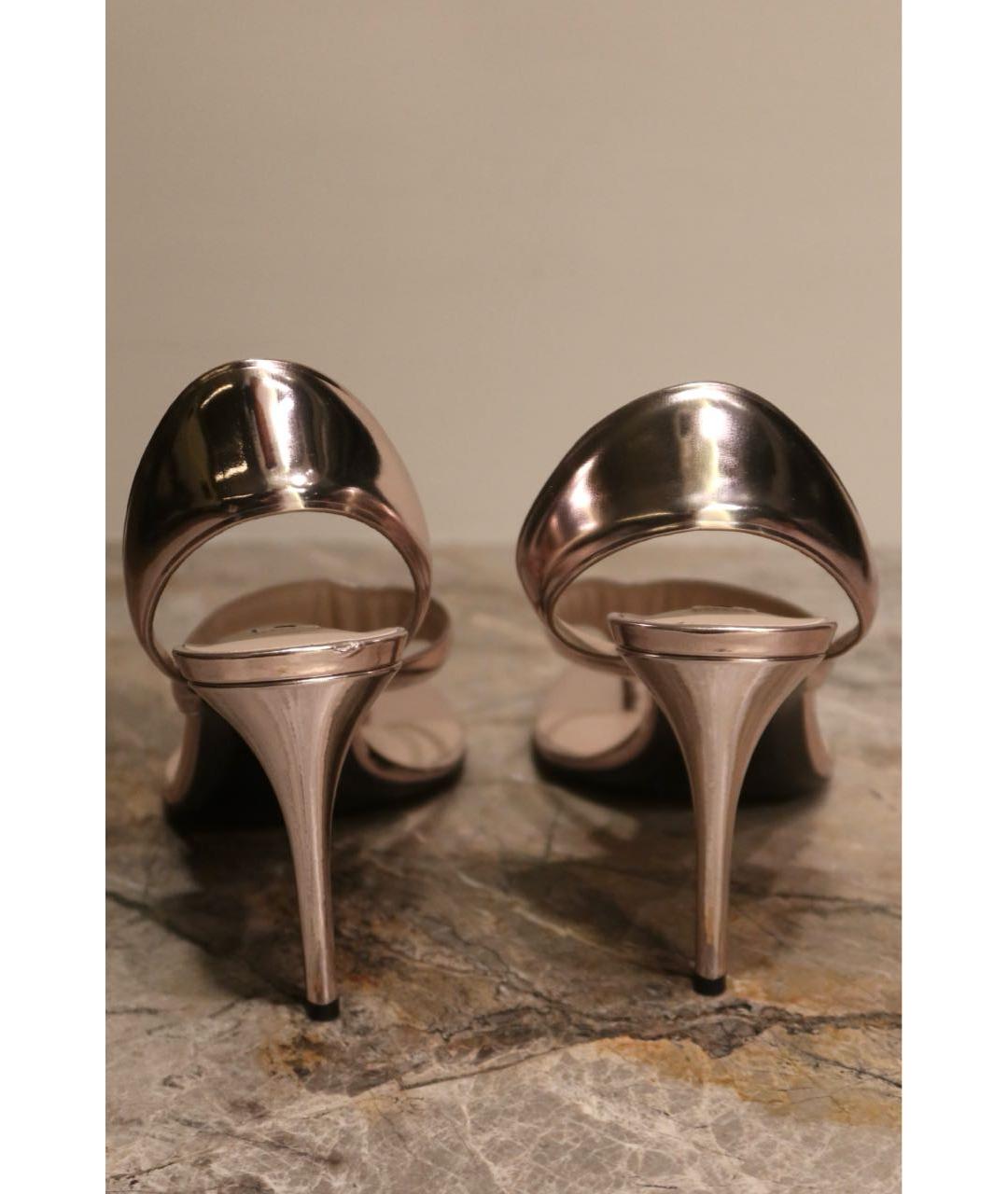 ALAIA Золотые босоножки из лакированной кожи, фото 4