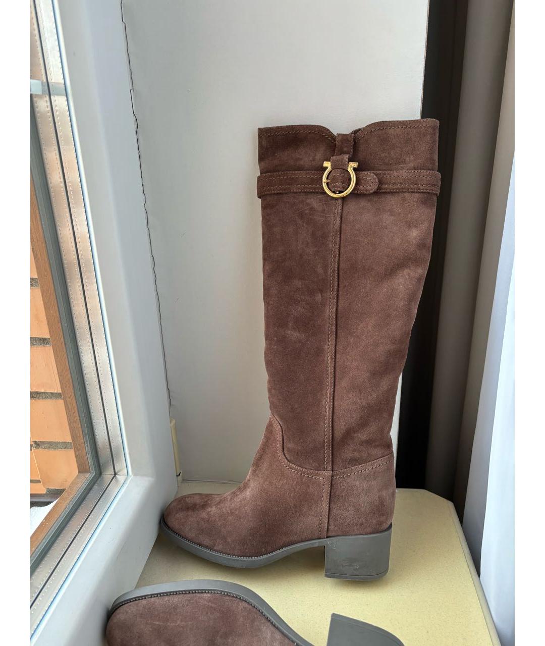 FERRAGAMO Коричневые замшевые сапоги, фото 4