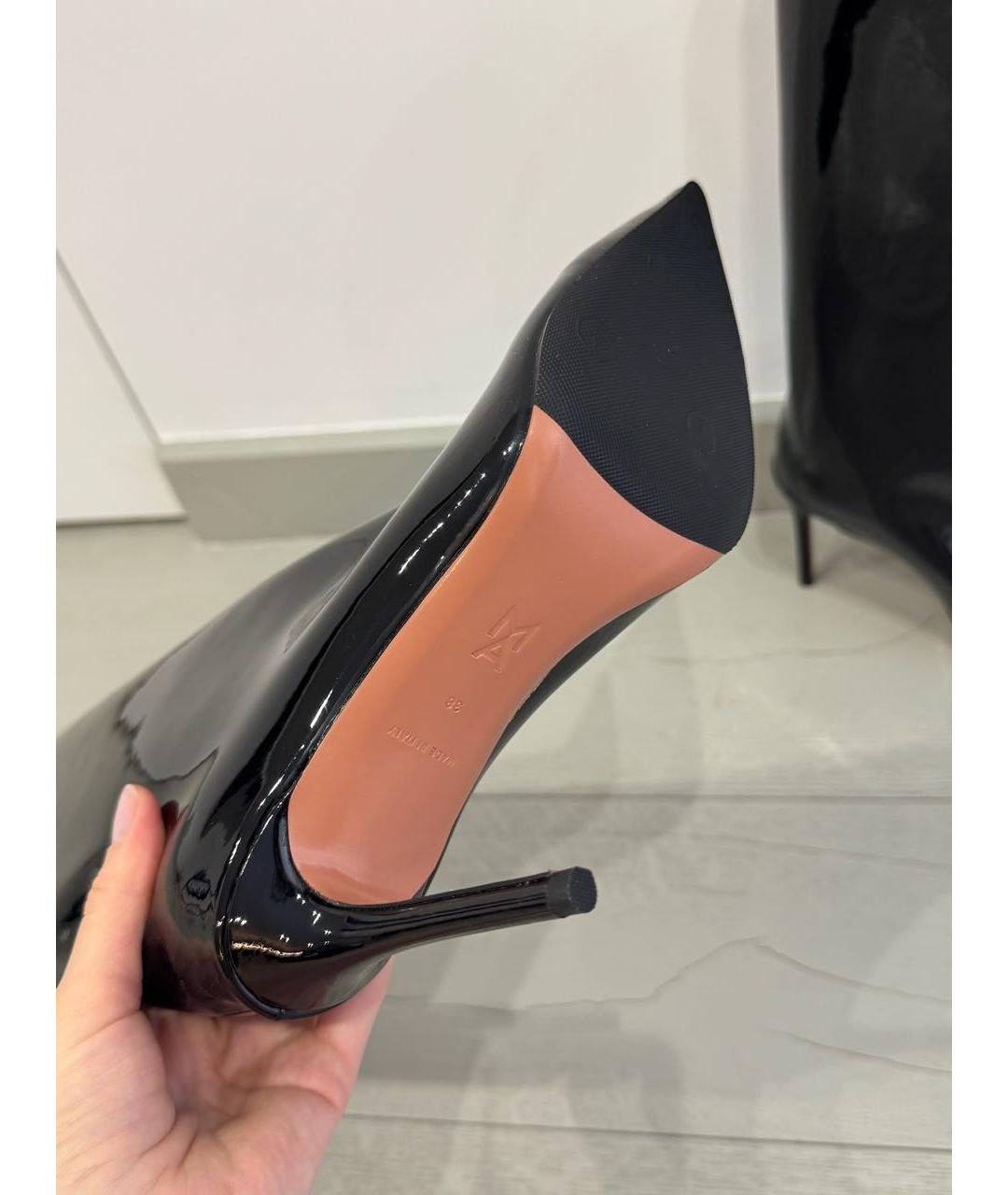 Amina Muaddi Черные сапоги из лакированной кожи, фото 5