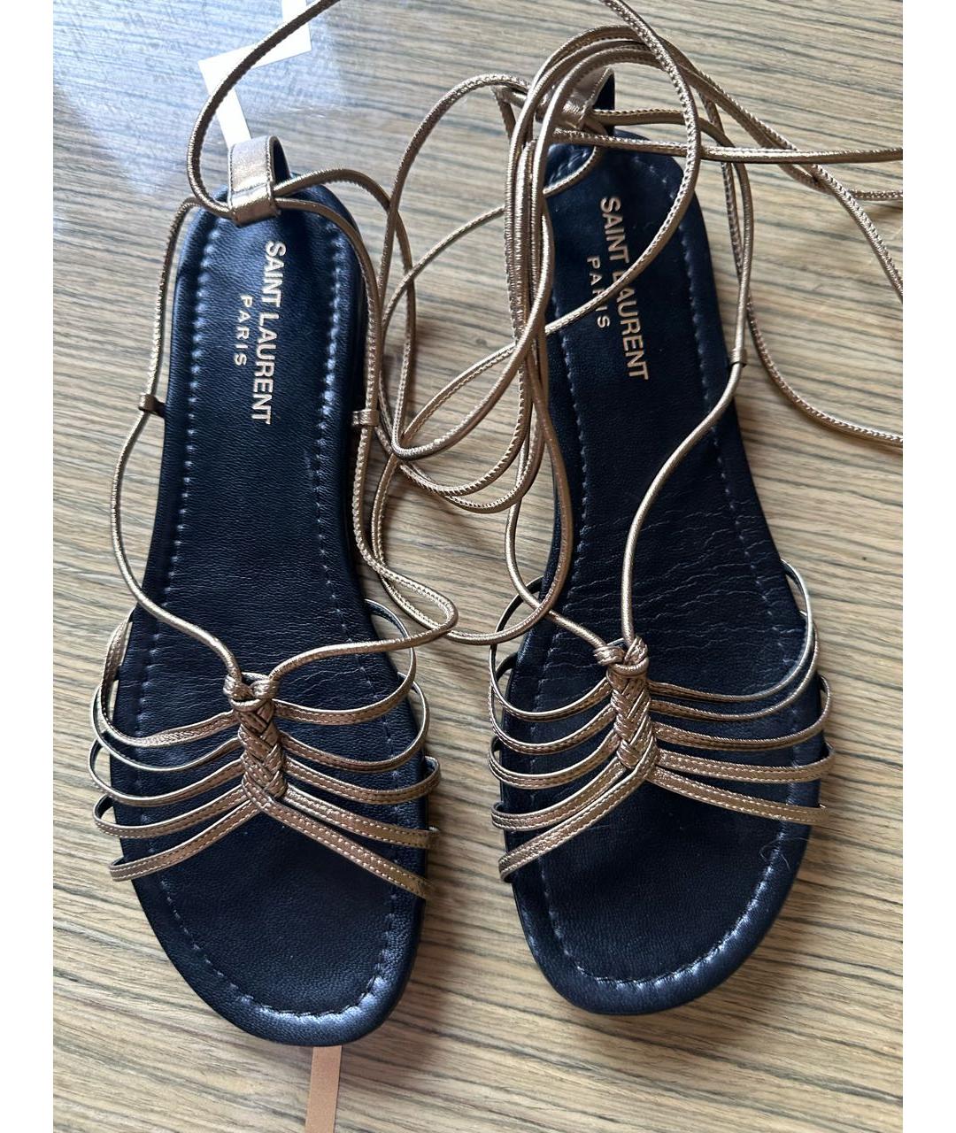 SAINT LAURENT Золотые босоножки из лакированной кожи, фото 2