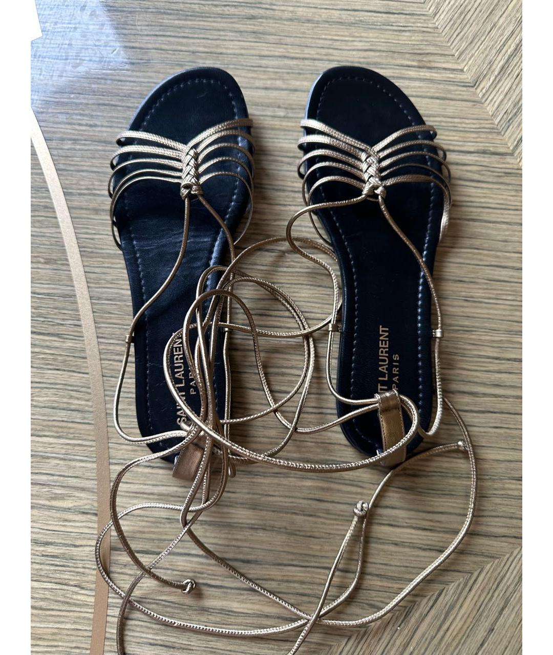 SAINT LAURENT Золотые босоножки из лакированной кожи, фото 3