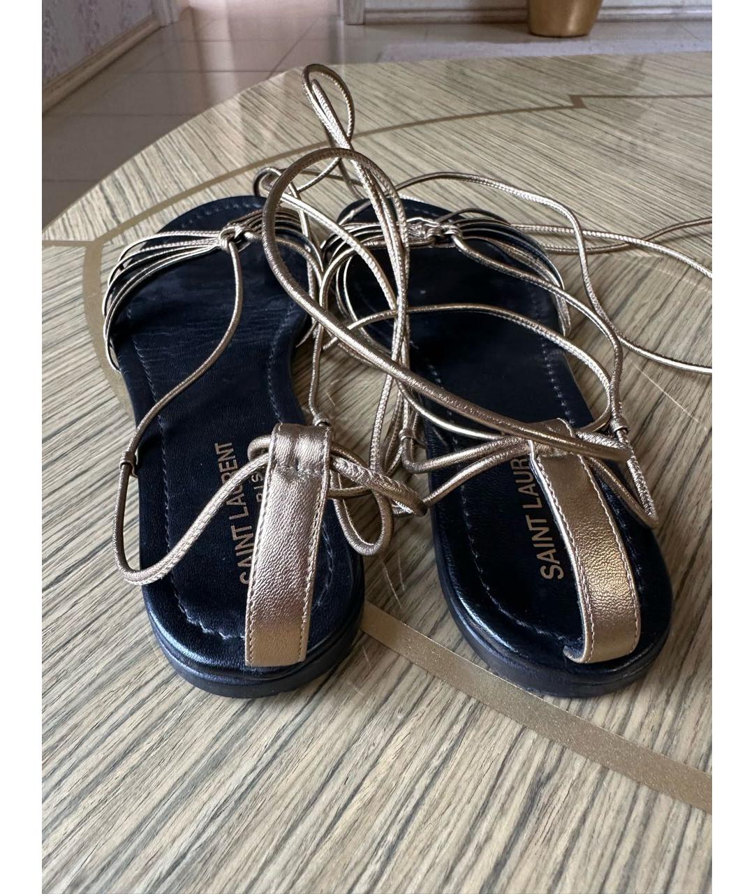SAINT LAURENT Золотые босоножки из лакированной кожи, фото 4
