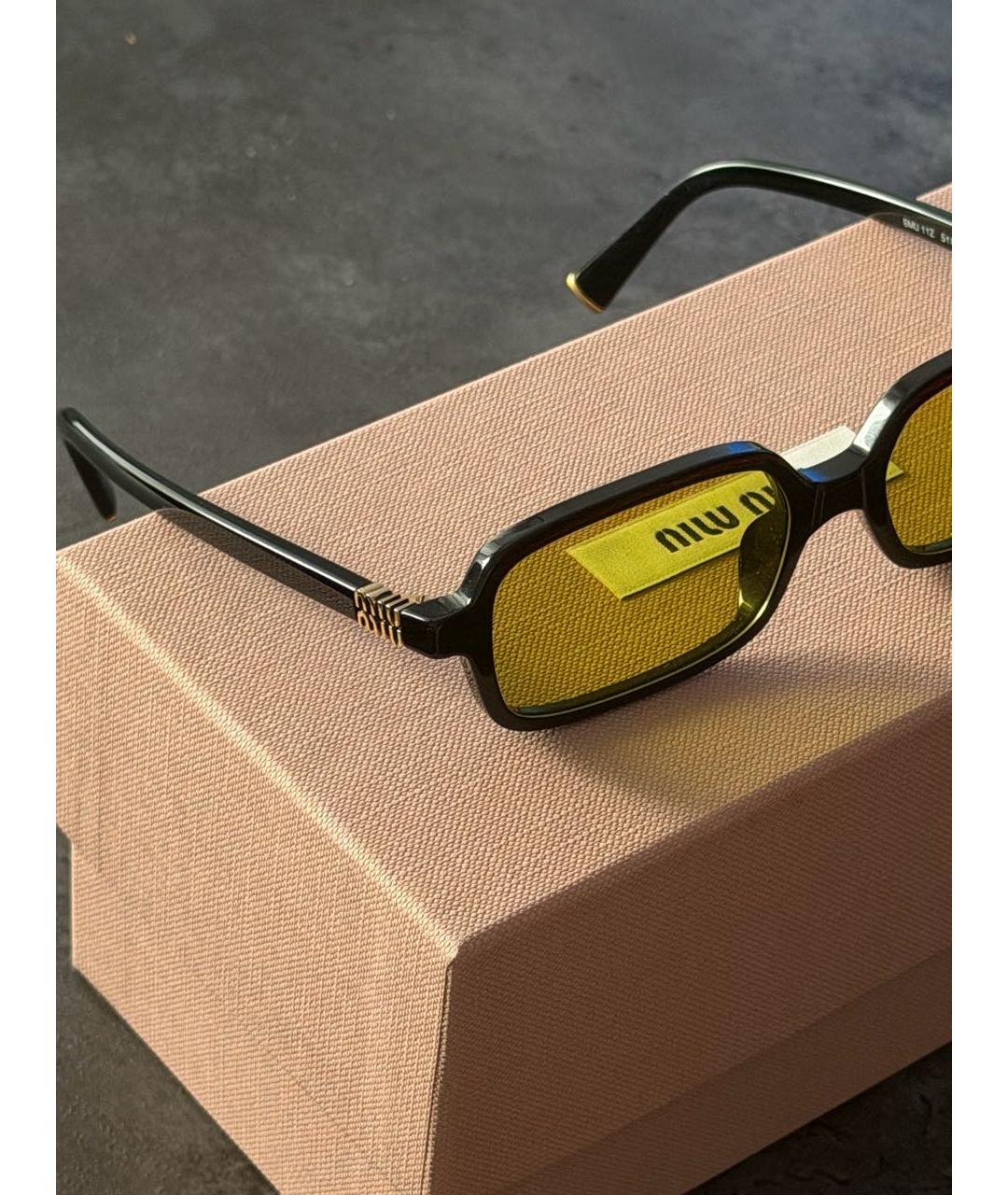 MIU MIU Черные пластиковые солнцезащитные очки, фото 3