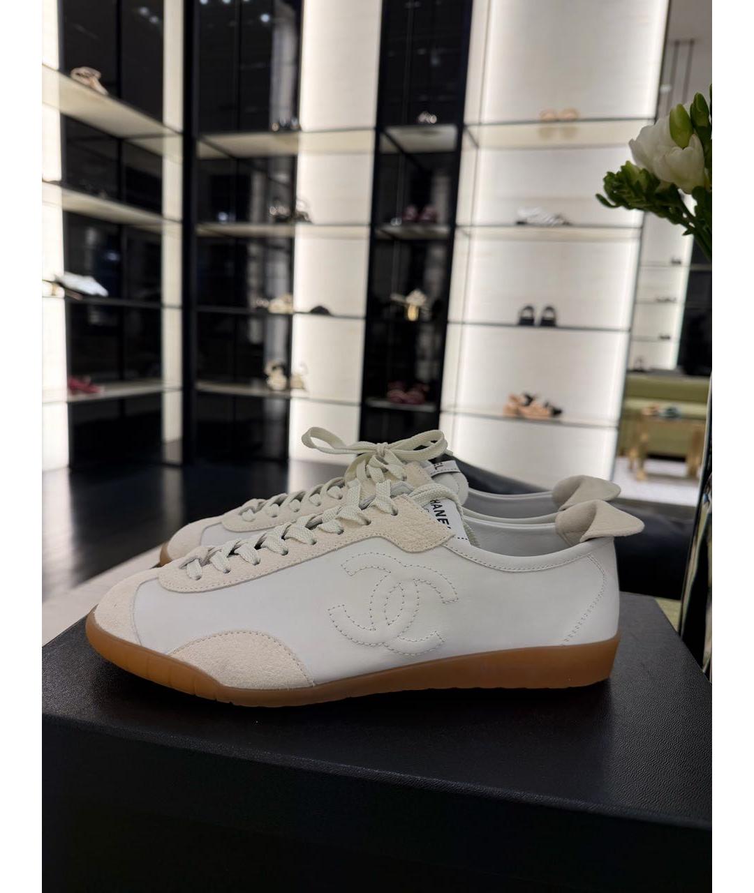 CHANEL Белые кожаные кеды, фото 1